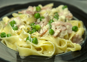 Ιταλικά Fettucine με κρέμα αρακά και ζαμπόν
            