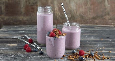 Smoothie με μούρα χουρμάδες και σπόρους τσία