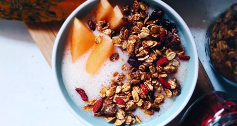 Smoothie Bowl με Πεπόνι και σπιτική Granola 