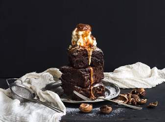 Brownies με σάλτσα καραμέλας 