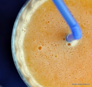 Πορτοκαλένιο smoothie με ανανά και μπανάνα Orange pineapple banana smoothie