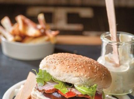 Burger με κρητικό απάκι μελιτζάνα πιπεριά και σάλτσα εστραγκόν