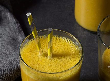 Αποτοξινωτικό smoothie με ανανά κουρκουμά και καρύδα