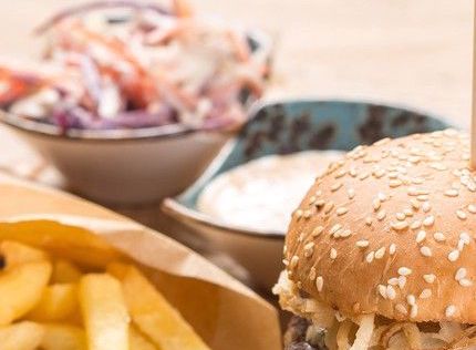 Burger με καραμελωμένα κρεμμύδια μπλε τυρί και σάλτσα μουστάρδας