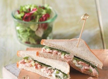 Club sandwich με τονοσαλάτα και βασιλικό