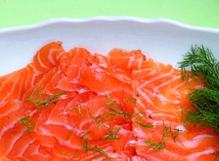 Μαριναρισμένος σολομός σε στιλ gravlax με μάραθο κόλιανδρο και ούζο