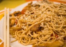 Noodles με κοτόπουλο και γλυκόξινη σάλτσα