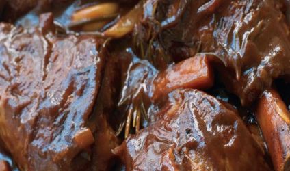 Αρνίσια κότσια με κόκκινο κρασί Souris d’ agneau au vin rouge