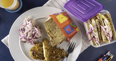 Σάντουιτς με τραγανό κοτόπουλο φούρνου και σαλάτα λάχανο-καρότο