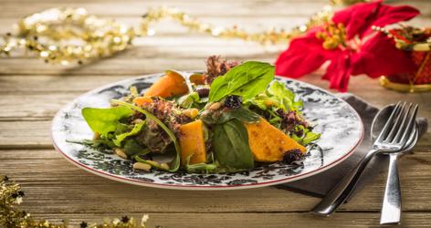 Σαλάτα πράσινη με ψητή κολοκύθα καρύδια και ντρέσινγκ κράνμπερι