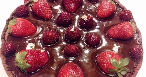 Σοκολατένια τάρτα με κρέμα σοκολάτας γάλακτος φράουλες και μούρα