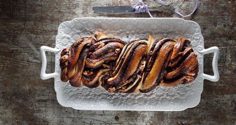 Τσουρέκι γεμιστό με σοκολάτα και καρύδια