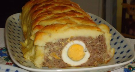 Ρολό με κιμά αυγό και πουρέ πατάτας