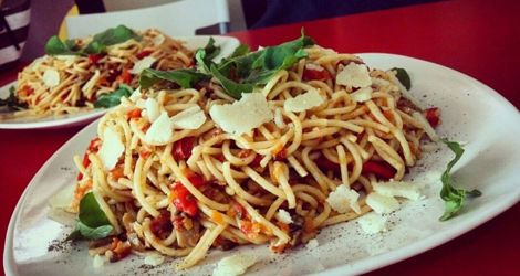 Μακαρόνια με λαχανικά και ρόκα