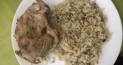 Αρνί με άνηθο φρέσκα κρεμμυδάκια και ρύζι 