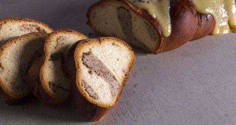 Τσουρέκι με ταχίνι