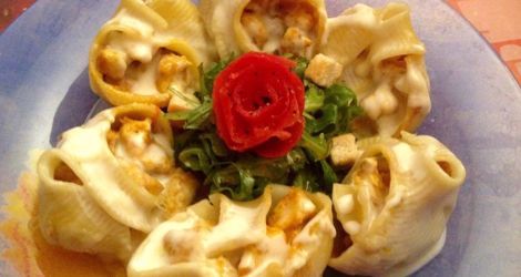 Κοχυλες γεμιστες με κοτοπουλο ντοματα και καρυ 