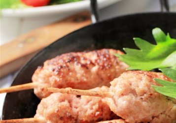 Αρνίσια κεμπάπ με κόκκινο τζατζίκι
