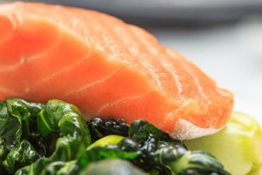 Γλυκόξινος σολομός με δαμάσκηνα