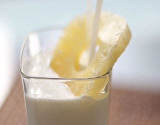 Ρόφημα γιαουρτιού με φρούτα και βρώμη