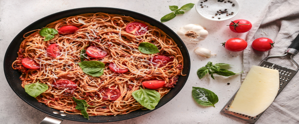 Σπαγγετίνι με λιαστή ντομάτα πεκορίνο και βασιλικό