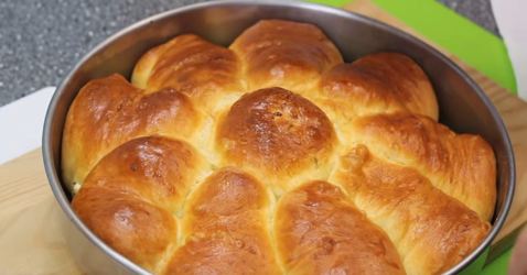 To πιο Αφράτο γεμιστό Τυρόψωμο