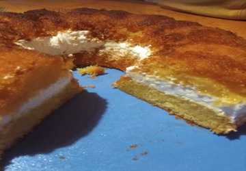 Σιροπιαστός Μπαμπάς με μπόλικη σαντιγί