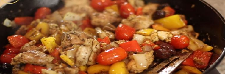 Κοτόπουλο σουβλάκι στο τηγάνι με χαλούμι