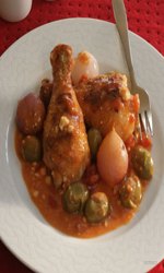 Κοτόπουλο κοκκινιστό με φέτα και ελιά