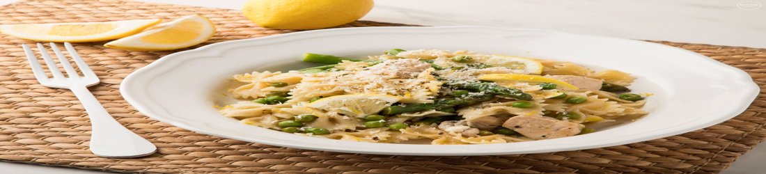 Μακαρονάδα με κοτόπουλο σπαράγγια φρέσκο αρακά και λεμόνι