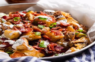 Τραγανές Πατάτες φούρνου με λιωμένο τυρί και μπέικον