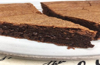 Ζουμερό Κέικ σοκολάτας 5 υλικών