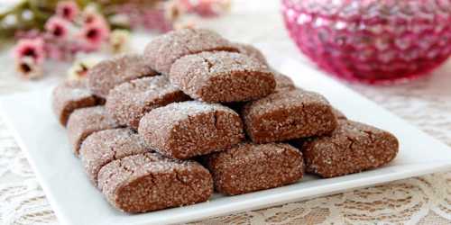 Μπισκότα κακάο με επικάλυψη κρυσταλλικής ζάχαρης