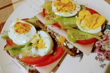 Βιολογικό ψωμί ολικής με γιαούρτι γαλοπούλα αβγό ντομάτα
