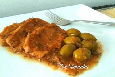 Γλυκόξινο χοιρινό με χυμό ανανά και ελιές
