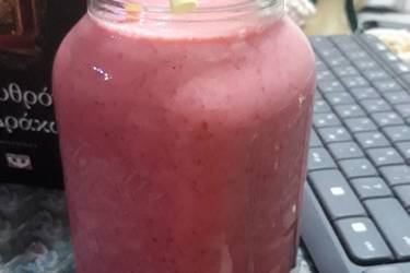 Γρανιτένιο smoothie της Φραουλίτσας
