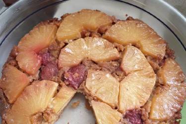 Κέικ ανανά και φράουλας ανάποδο
