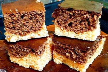 Κέικ με γεύση κακάο και τροπικά φρούτα
