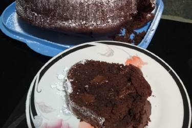 Κέικ σοκολάτα με ολόκληρα κομμάτια σοκολάτας
