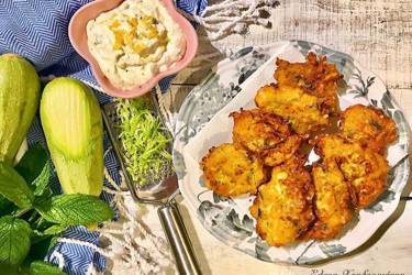 Κολοκυθοκεφτέδες με σως γιαουρτιού
