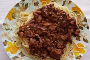 Μακαρονάδα με κόκκινη σάλτσα και μανιτάρια είναι και για βίγκαν