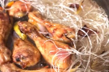 Μπουτάκια κοτόπουλο με λαχανικά και νουντλς ρυζιού στο φούρνο 
