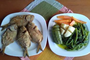 Νερόβραστα λαχανικά εποχής με τηγανιτά ψάρια
