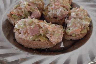 Παξιμάδια με τονοσαλάτα
