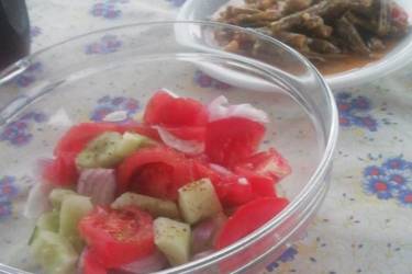 Φασολάκια και σαλάτα