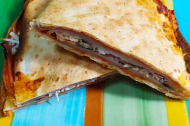 Πίτσα με τορτίγιες
