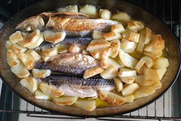 Ψάρια πλακί στον φούρνο με πατάτες
