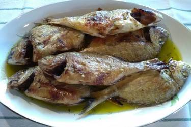 Ψάρια στα κάρβουνα του συζύγου