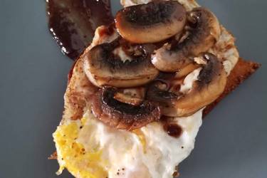 Ψωμί με αυγό μανιτάρια και μαρμελάδα φράουλας
