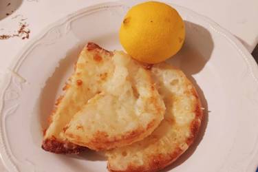 Σαγανάκι με σπιτικό μελίχλωρο τοπικό του Αγίου Ευστρατίου